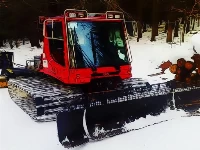 Snow groomer vehicles